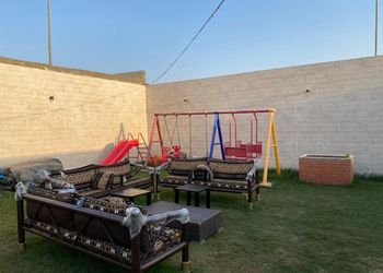 شاليه بمسطح اخضر وألعاب أطفال