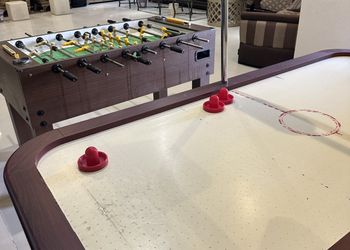 استراحة بمسبح خارجي وصالة جلوس