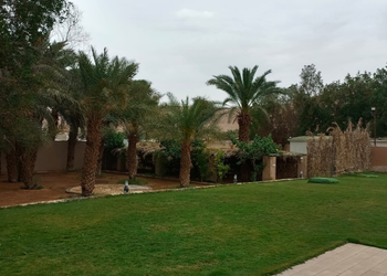 مزرعة بمسطح اخضر و مسبح