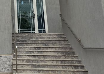 شقة بغرفة معيشة وغرفتين نوم 