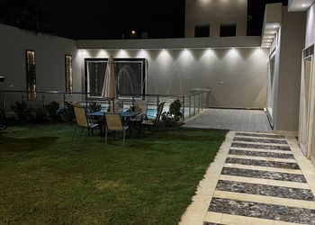شاليه بجلسة تطل على مسبح خارجي 