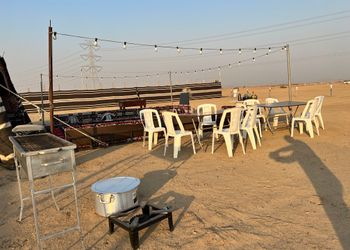 مخيم أنيق بملعب طائرة وحفرة مندي