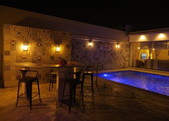 شاليه بمسطح اخضر وجلسة خارجيه