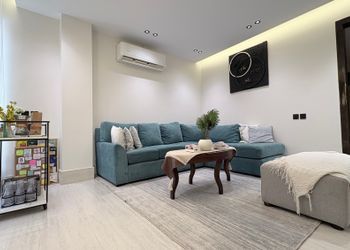 دور بصالة أنيقة وغرفة نوم  