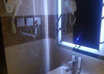 شاليه بمسطح اخضر وجلسة خارجية 
