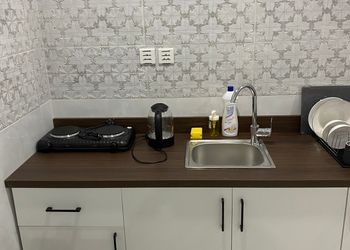 استديو بأثاث مريح وبسيط 