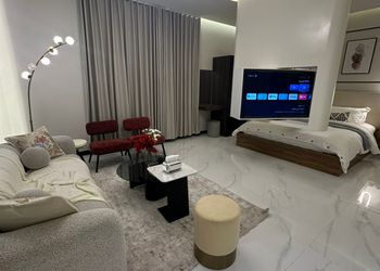 استديو بسرير ماستر وجلسه جانبيه