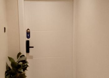 شقة بغرفة معيشة وغرفة نوم 