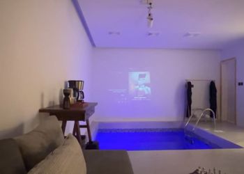 شاليه بغرفة مطلة على مسبح داخلي 