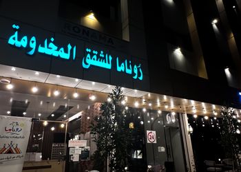 غرفة بسرير ماستر ومسبح 