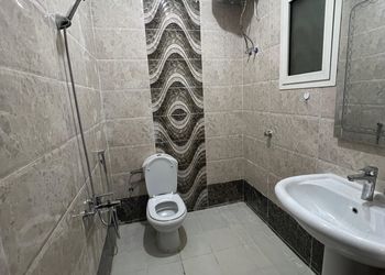 شقة بصالة انيقة وغرفتين نوم