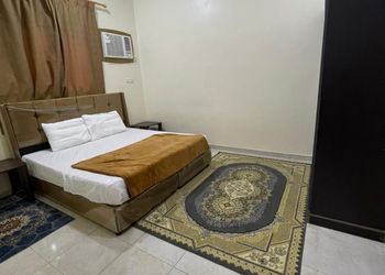 شقة بغرفة نوم ودورة مياة