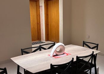 شقة بصالة وثلاث غرف نوم 