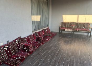شاليه بمسطح اخضر وجلسة خارجية 