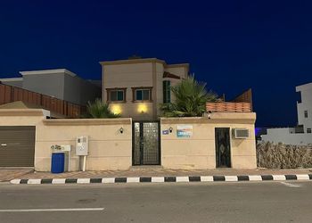 شاليه بصالة واسعة ومسبح خارجي 