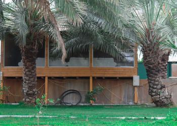 مزرعة بجلسة خارجية ومسطح اخضر