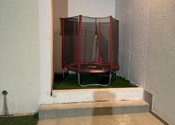 شاليه بمسطح اخضر ومسبح 