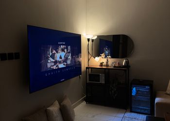 استديو بأثاث مريح وبسيط 