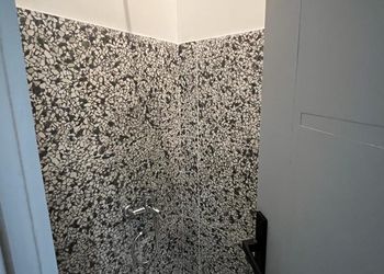 شاليه بجلسة تطل على مسبح خارجي 