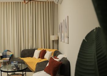 شقة بتصميم أنيق وغرفة نوم مريحة