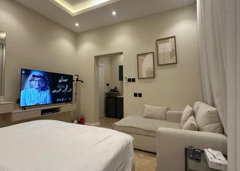 استيديو مدخل خاص بجانب البوليفارد