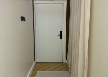 استديو بتصميم عصري ودخول ذاتي