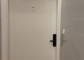 شقة بصالة أنيقة وغرفتين نوم 