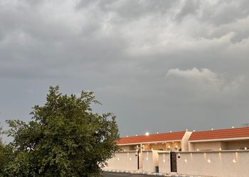 شقة بصالة وغرفة نوم وبأثاث بسيط