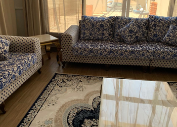 شاليه بجلسة تطل على مسبح خارجي 