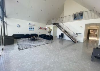 شاليه بجلسة خارجية ومسبح 