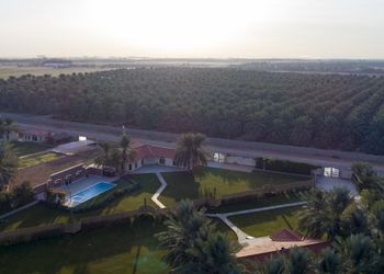 مزرعة بمسطح اخضر و مسبح