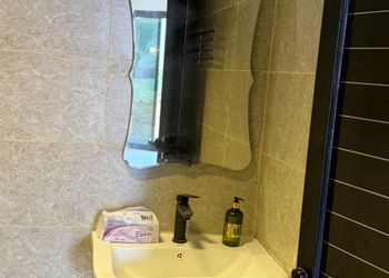 مزرعة بمسطحات خضراء وجلسة خارجية