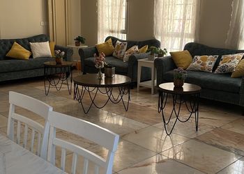 شاليه بألعاب أطفال وجلسة خارجية