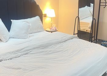 استديو بأثاث مريح وبسيط 
