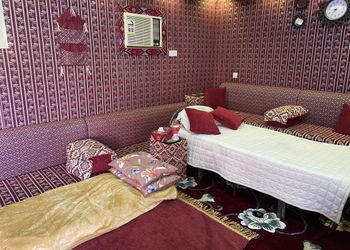 استراحة ببيت شعر وجلسة خارجية