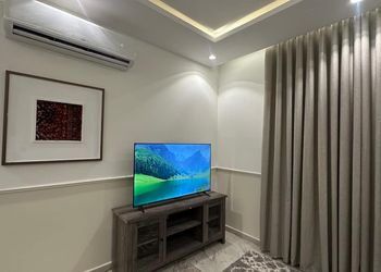 استديو بأثاث مريح وبسيط 