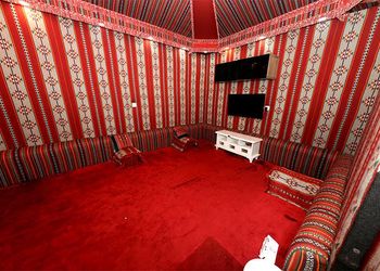 استراحه بمسبح سينمائي وبيت شعر