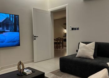 شقة بغرفتين نوم وصالة أنيقة