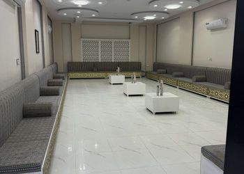استراحة بصالة جلوس وفناء خارجي