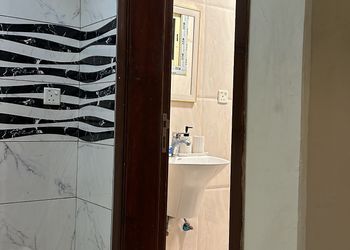 استديو بسرير مريح وتصميم هادئ 