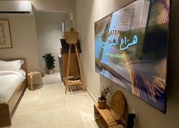 استديو بأثاث مريح وبسيط