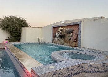 شاليه بملجس مطل على المسبح 