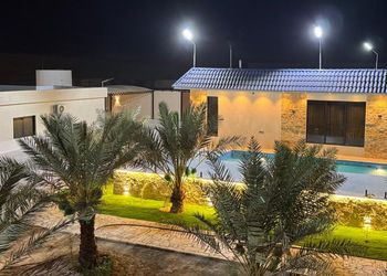 استراحة بمجلس وفناء خارجي 
