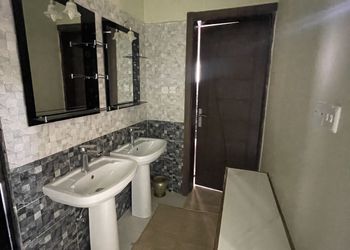 شقة بصالة جلوس وغرف نوم