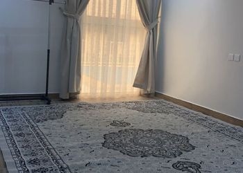 اسطبل بجلسات ومسطح اخضر
