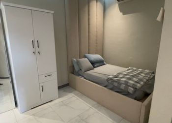 استديو بسرير مريح وأثاث بسيط