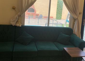 شاليه بمجلس مطل على المسبح
