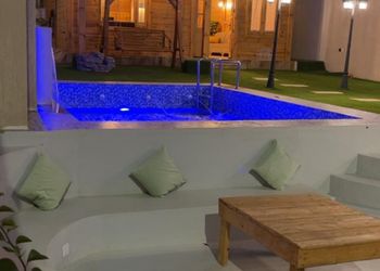 شاليه بمسطح اخضر وجلسة خارجية