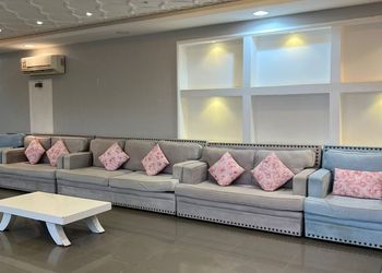 شاليه بمجلس مطل على المسبح 