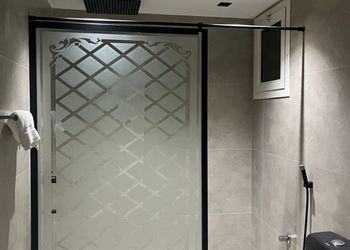 شقة بصالة أنيقة وثلاث غرف نوم 